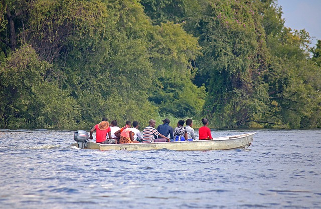data/passengers-in-a-small-boat-3845514_640.jpg